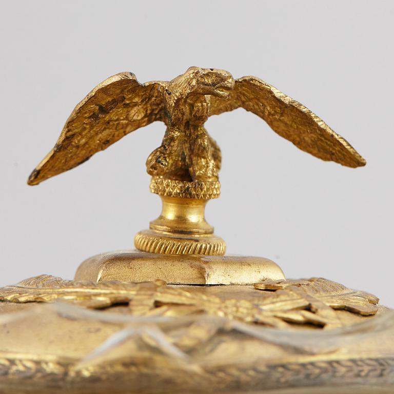 PRYDNADSFÖREMÅL, 4 st, 1800/1900-tal.