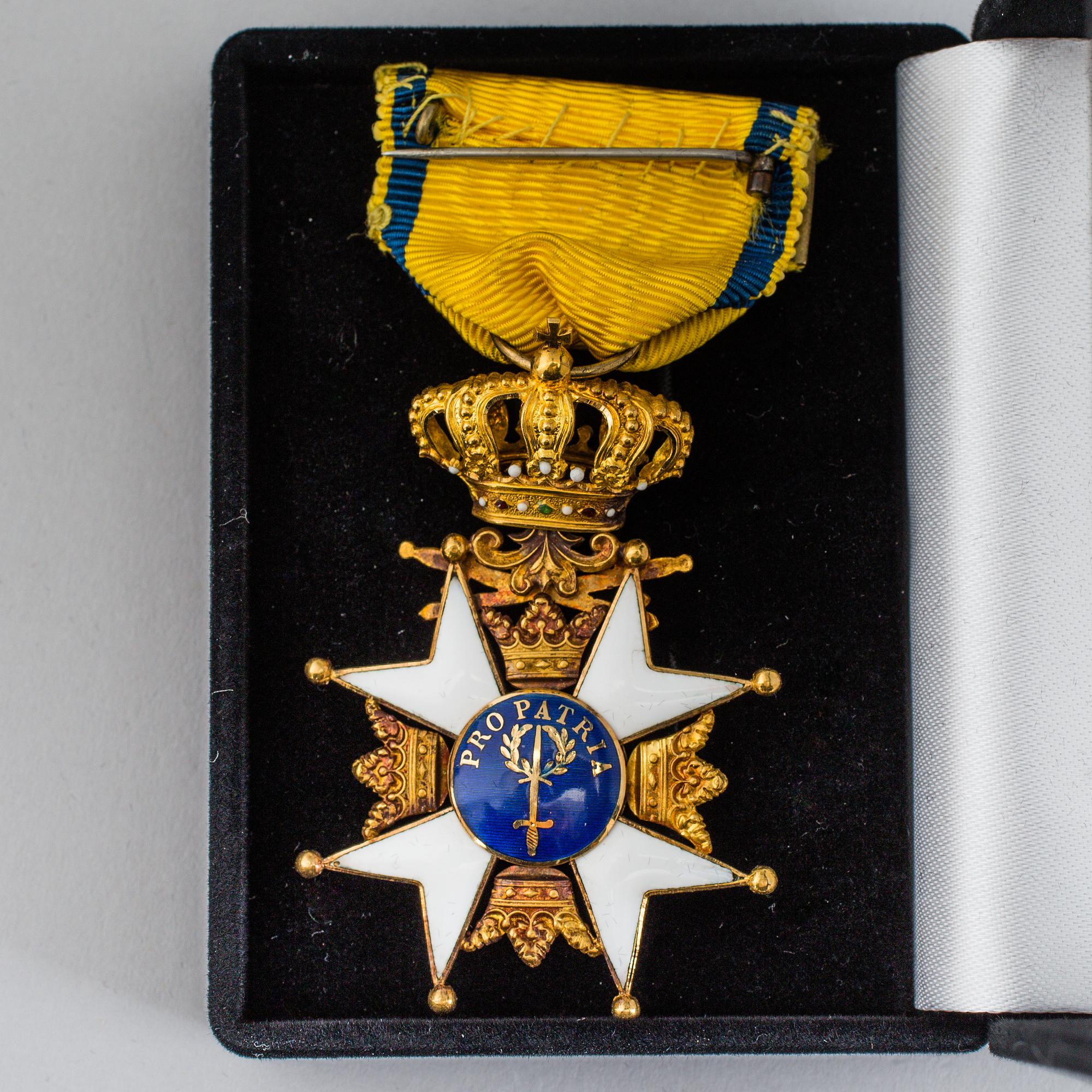 The royal swedish order of the sword CF Carlman Stockholm 18 carat gold. Weight ca 13 gram.
