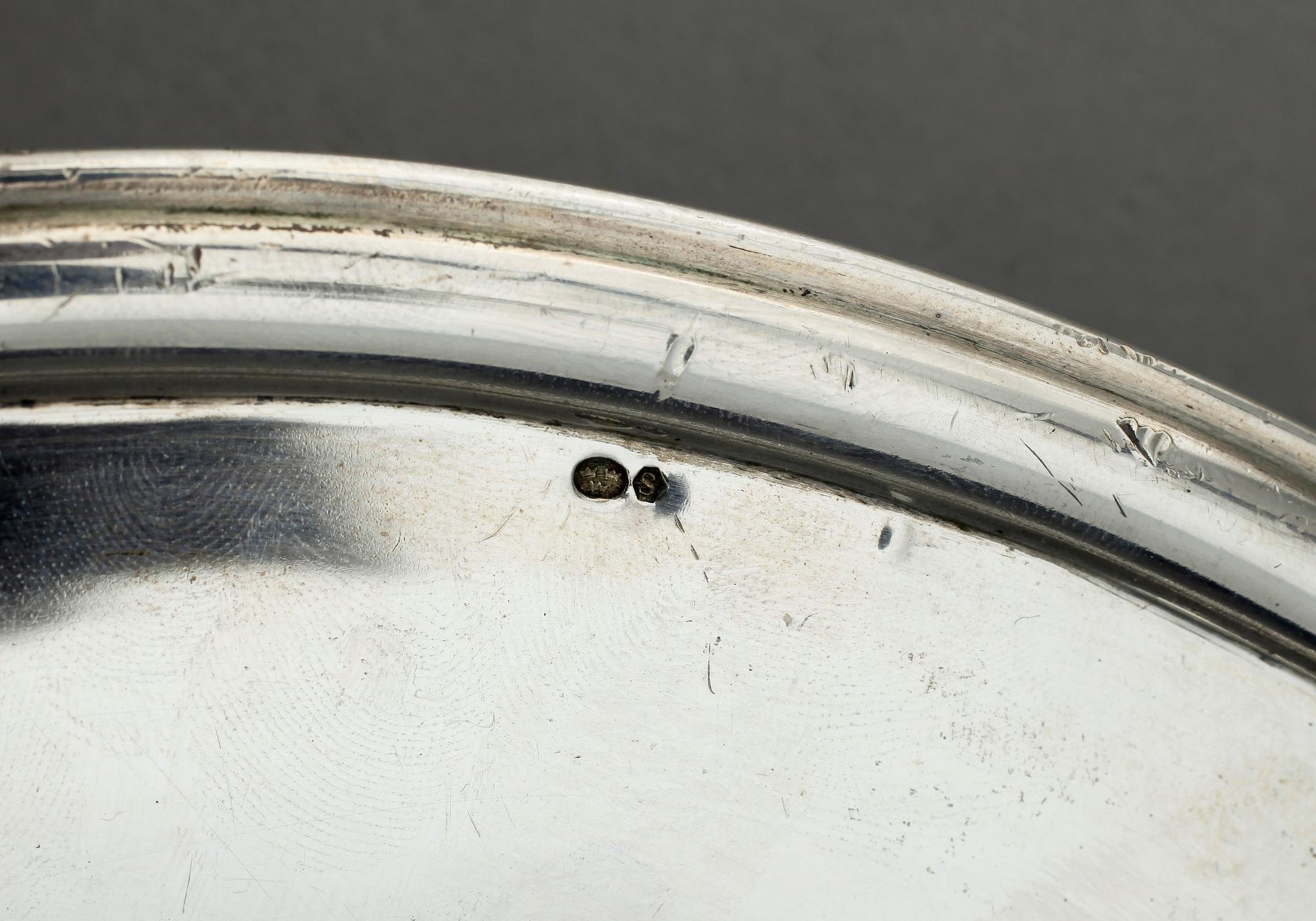 FAT, silver, rokokostil, 1900-talets första hälft. Svenska importstämplar. Vikt ca 1150 gram.