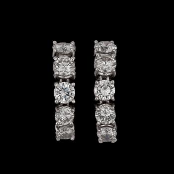 1184. A pair of brilliant cut diamond earrings, tot. 2.30 cts.