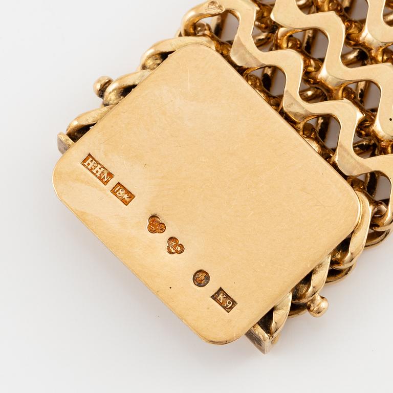 A bracelet in 18K gold.