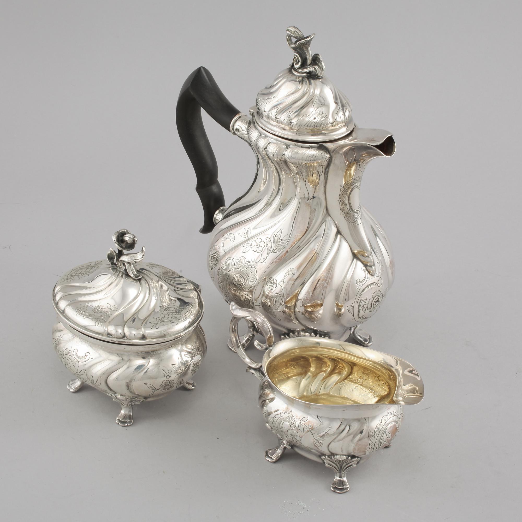 KAFFESERVIS, 3 delar, rokokostil, C.G Hallberg, Stockholm, 1947. Vikt 1305 g.