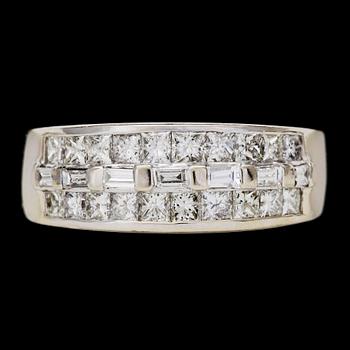 81. RING, princess- and baguette cut diamonds, tot. app. 2.75 cts.