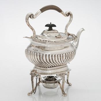 Teekannu lämmittimellä, sterlinghopeaa, Edward Barnard & Sons Ltd, Lontoo 1913.