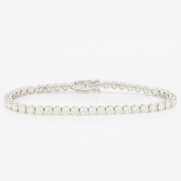 Tennis bracelet with brilliant-cut diamonds.