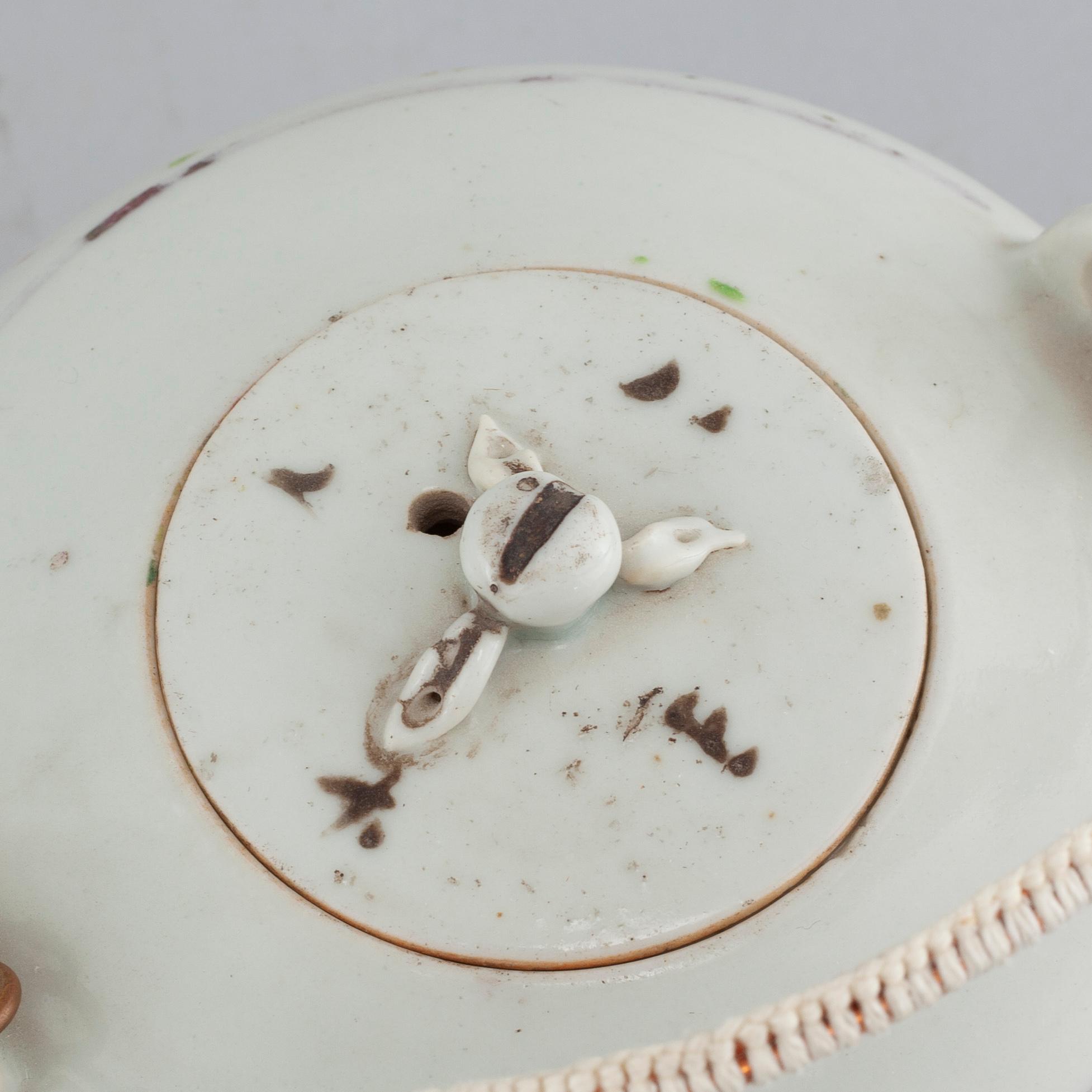 Two Chinese porcelain tea pots, around the year 1900.