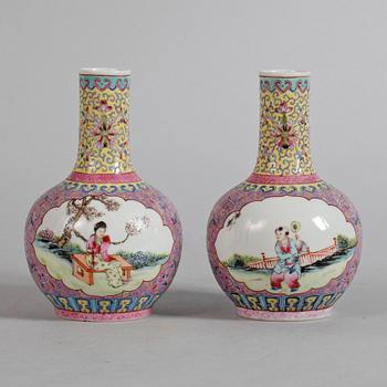 VASER, ett par, porslin, Kina, 1900-tal.