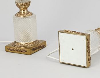 LAMPOR, ett par, gulmetall och glas, empirestil, 1900-talets andra hälft.