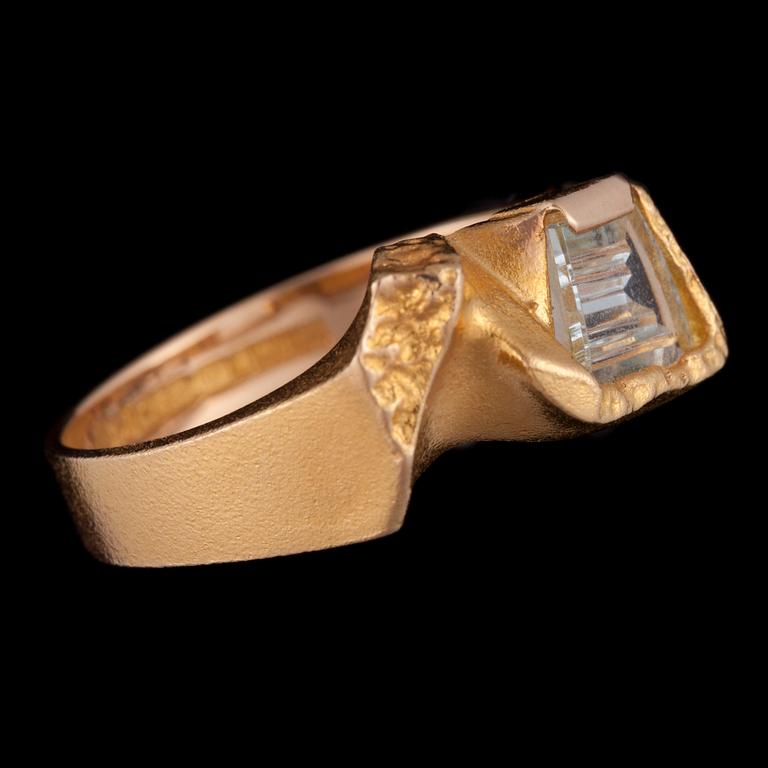 RING, guld 14K, akvamarin,  Björn Weckström Lapponia 1985. Vikt 4 g.