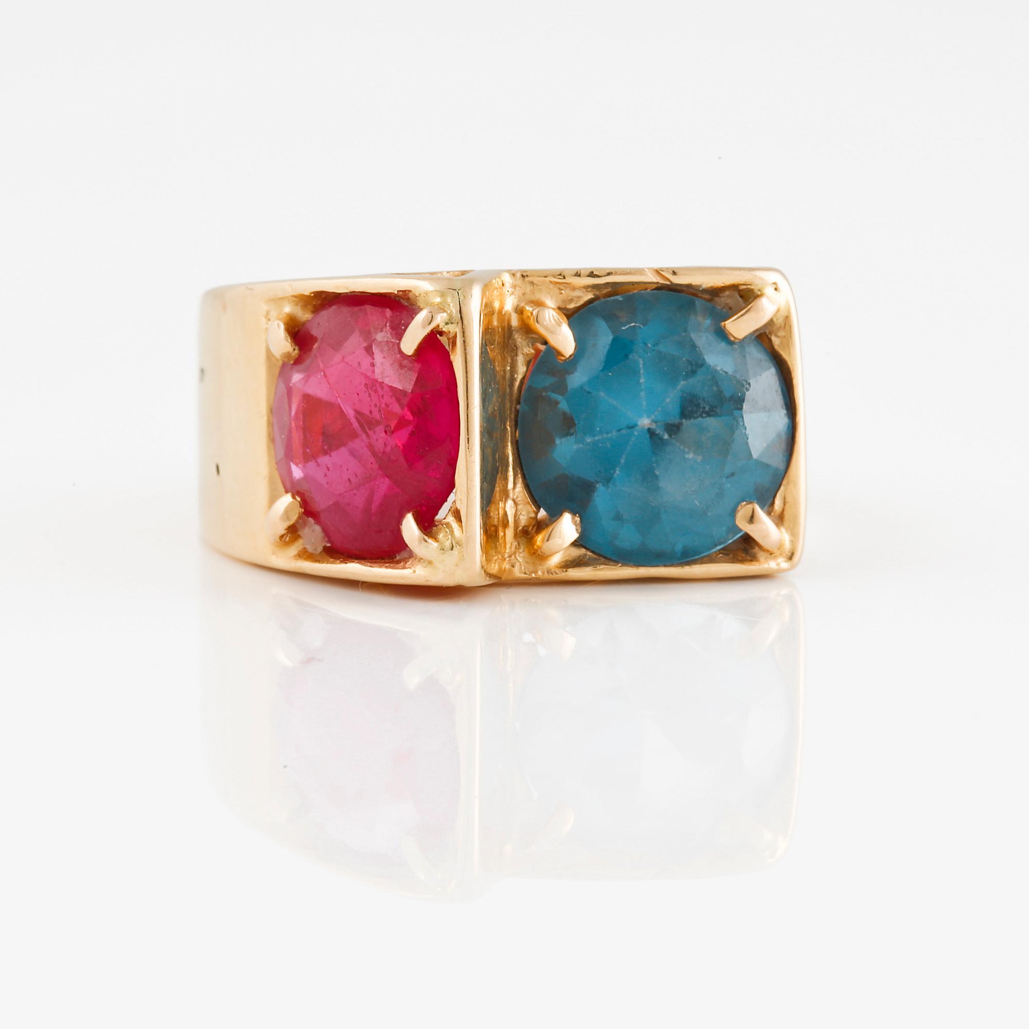 RING, 18K guld med fasettsliapde syntetiska stenar, Juvelfabriken, Stockholm 1942. Vikt 5,4 gram.