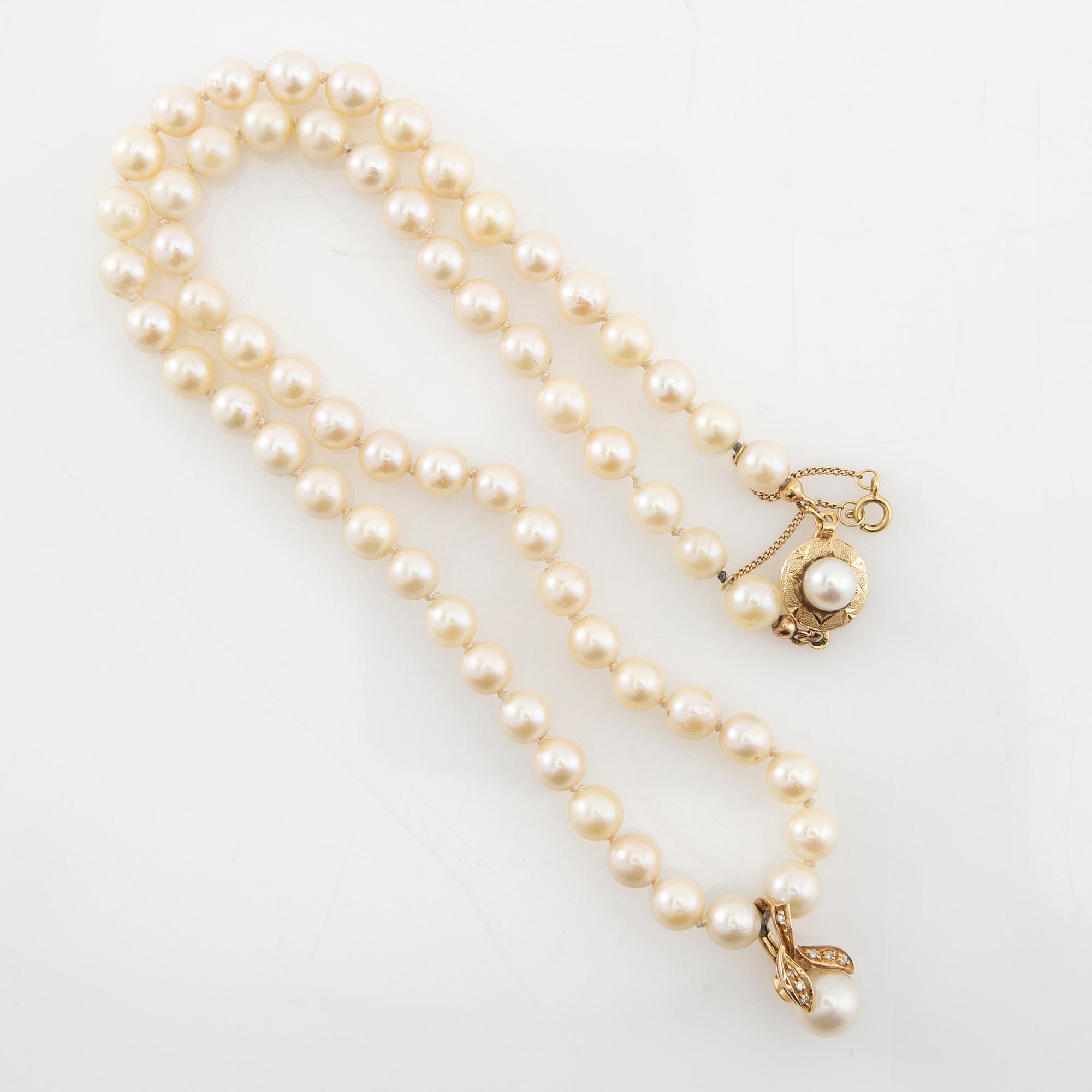 Halsband av odlade pärlor med lås 18K guld.