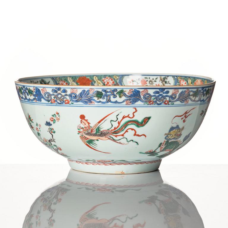 A large famille verte bowl, Qing dynasty, Kangxi (1662-1722).