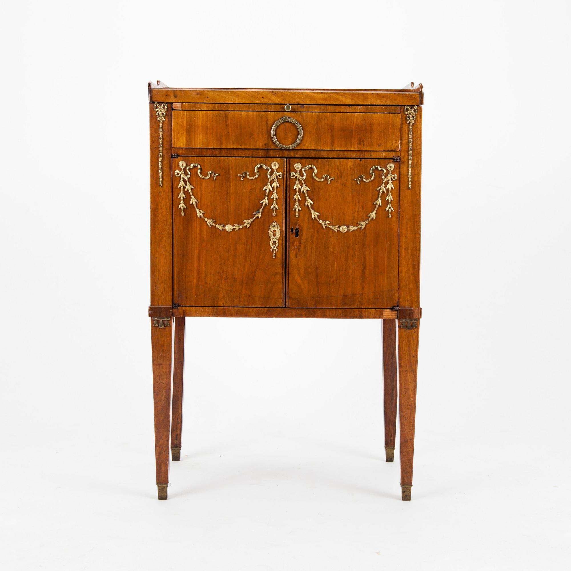 POTTSKÅP, gustaviansk, 1700-talets slut.