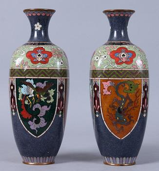 VASER, ett par, cloisonné, 1900-talets första kvartal.