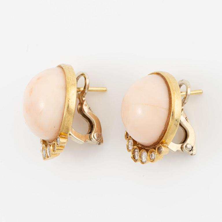 Earrings, 18K gold with pink coral and brilliant-cut diamonds.