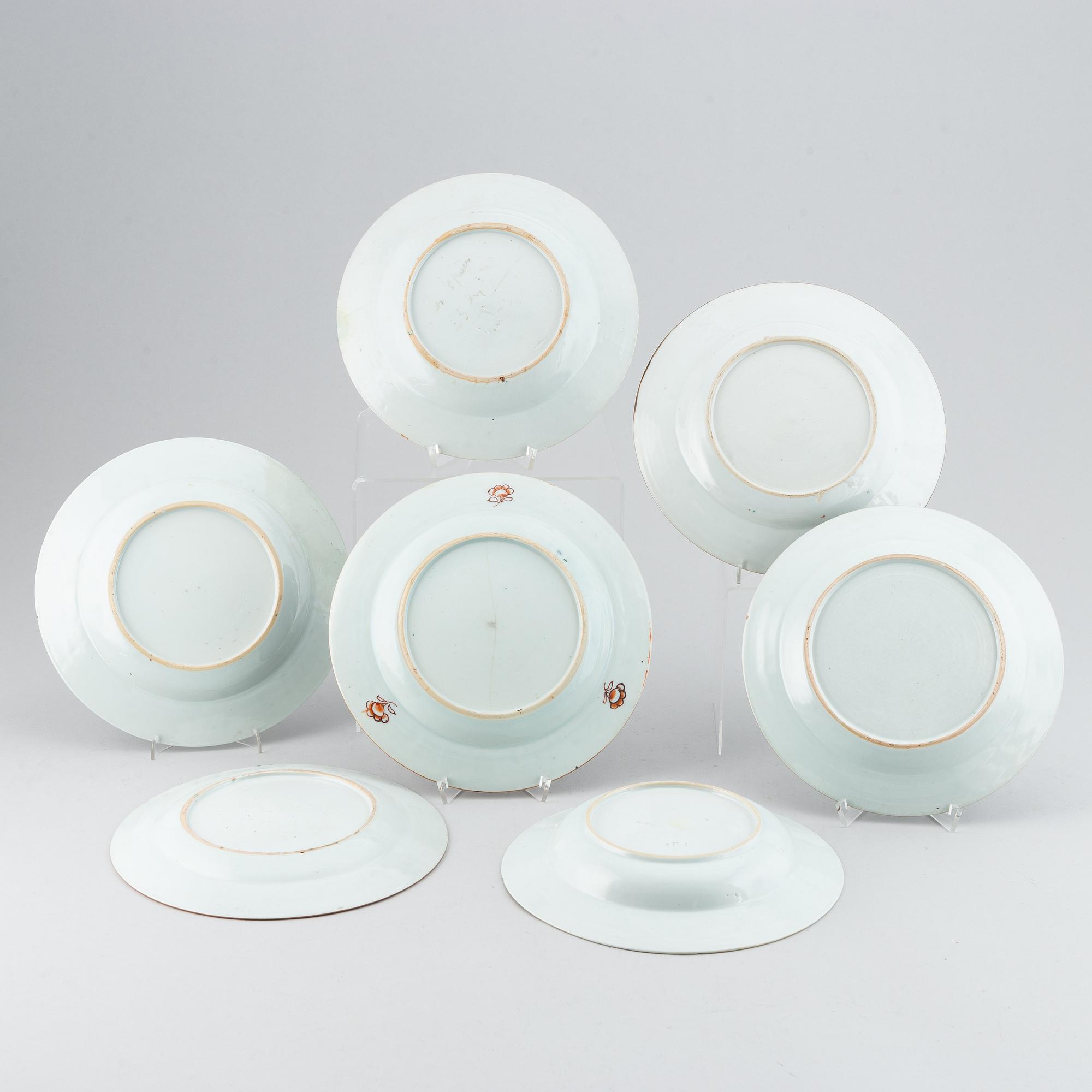 TALLRIKAR, sju stycken olika, kompaniporslin. Qingdynastin, Qianlong (1736-95).