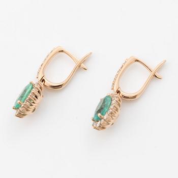 Earrings in 18K rose gold with emeralds and brilliant-cut diamonds.