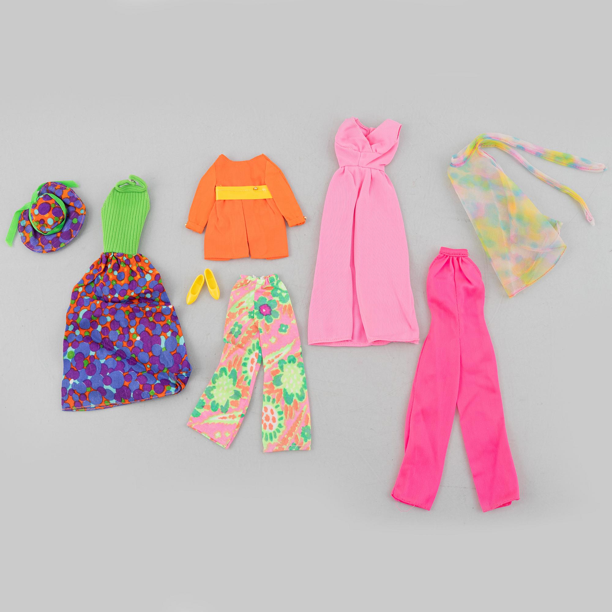 Barbiedockor, 4 st, Bl a "Malibu Skipper" & "Ken Mod Hair", samt kläder och accessoarer, Mattel, 1970-tal.