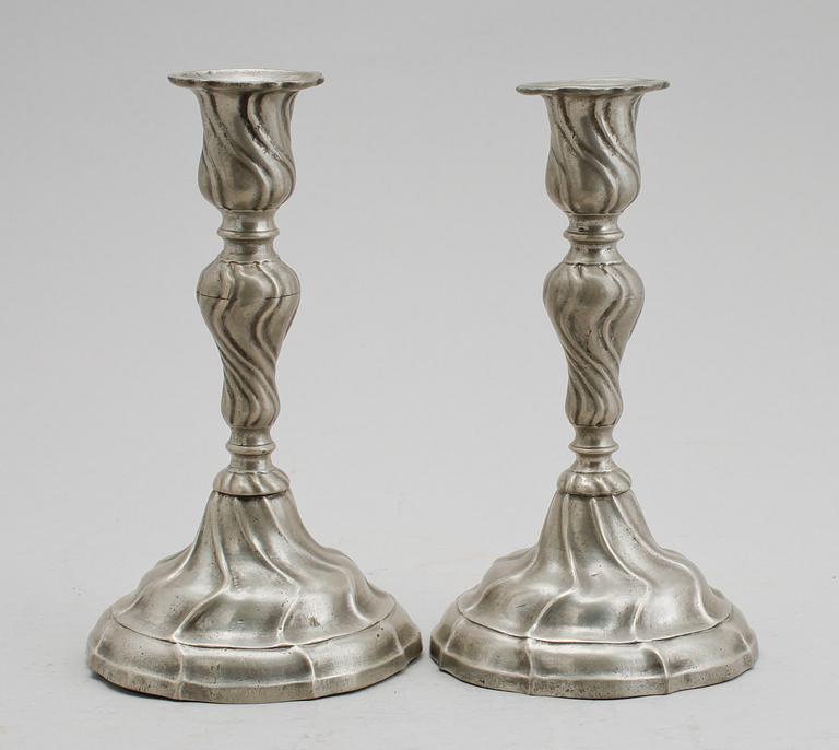 LJUSSTAKAR, 1 par, tenn, rokoko, Gudmund Östling, Vimmerby 1777.