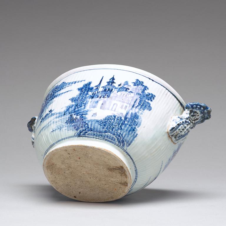 A blue and white tureen with cover, Qing dynasty, Qianlong (1736-95).