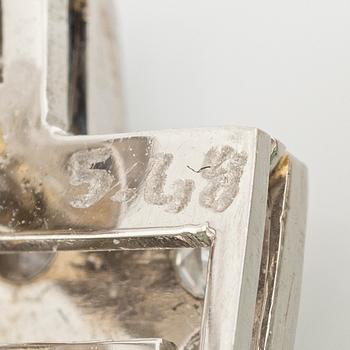 Örhängen platina med cabochonslipade smaragder och gammalslipade diamanter.