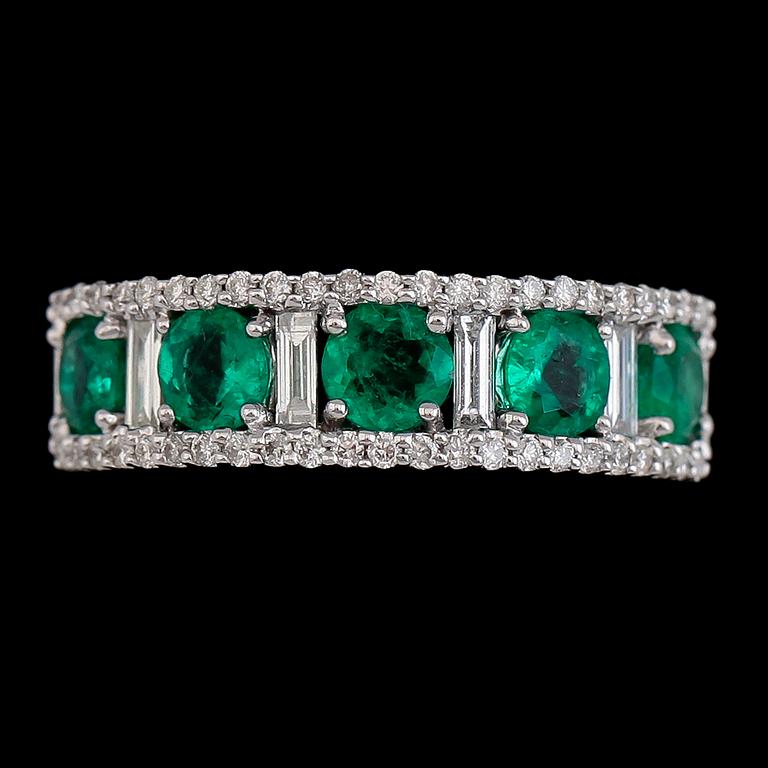 RING, 18 k vitguld, smaragder och briljant- och baguettslipade diamanter. Vikt ca 6,8 g.