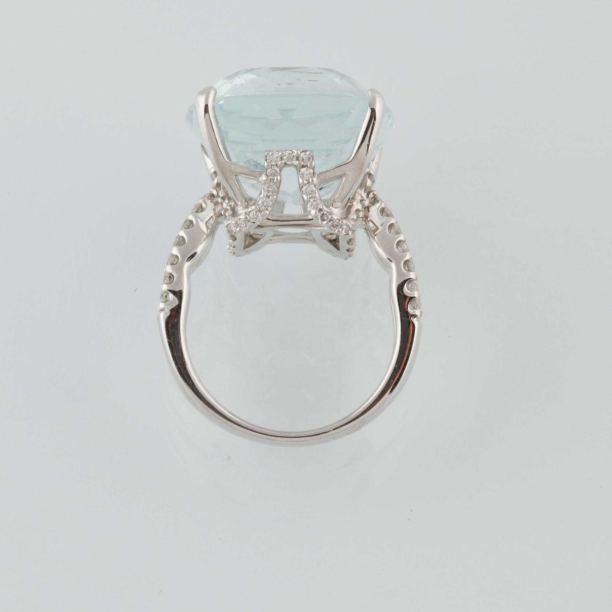 RING, 18K vitguld med briljantslipade diamanter 0.73 ct samt antikslipad akvamarin. Vikt 12,1 gram.