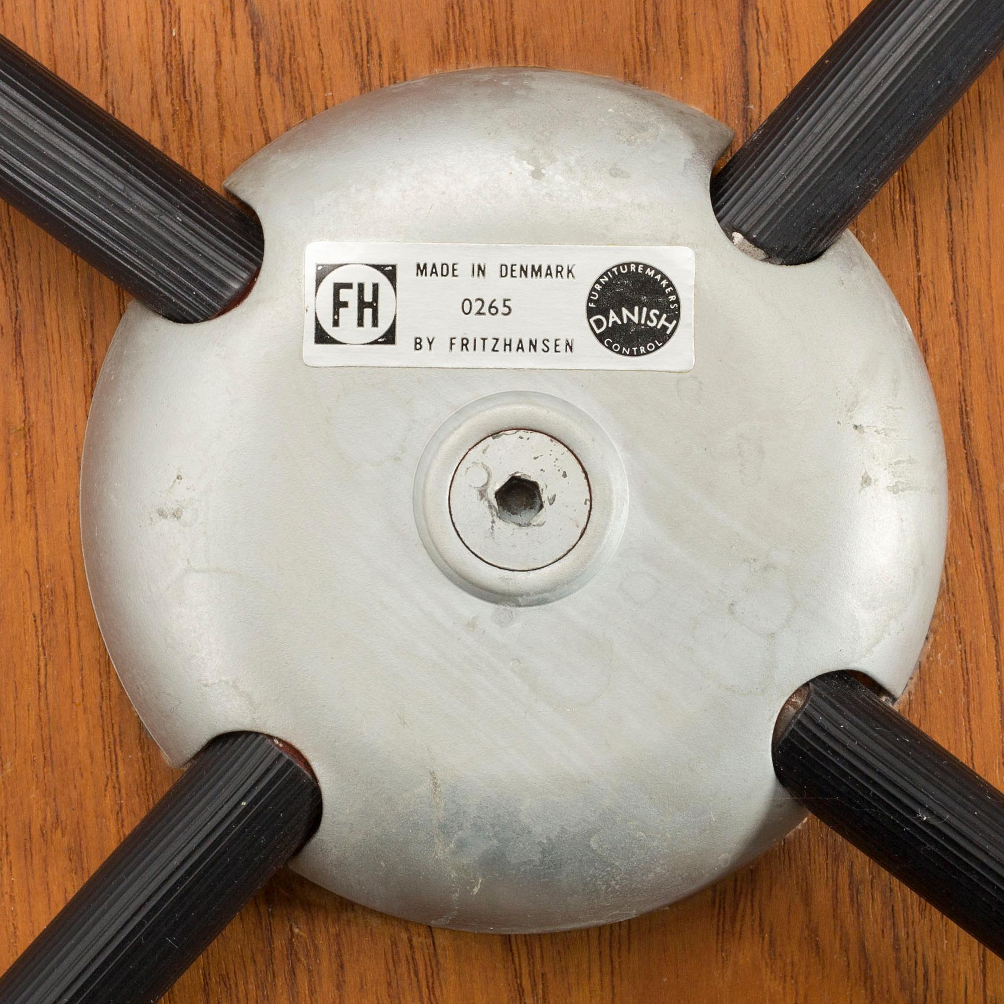 ARNE JACOBSEN, STOLAR 3 ST "T-STOLEN" för Fritz Hansen Danmark 1900-talets andra hälft.