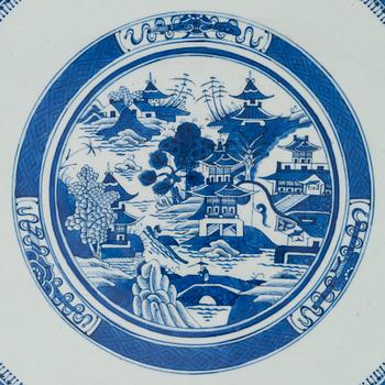 A large blue and white porcelain dish and a bowl. China, late Qing dynasty.