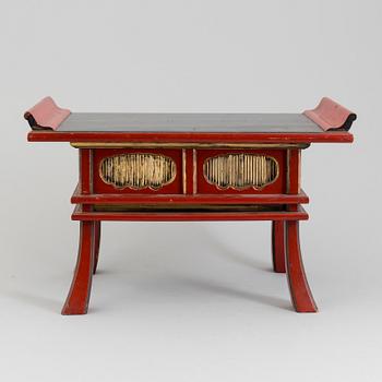 A Chinese lacquered wooden stool, 20th century.