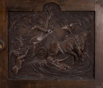Skåp, Swedish Grace, enligt uppgift utfört av bildhuggare Ernst Sundbeck.1920-30-tal.