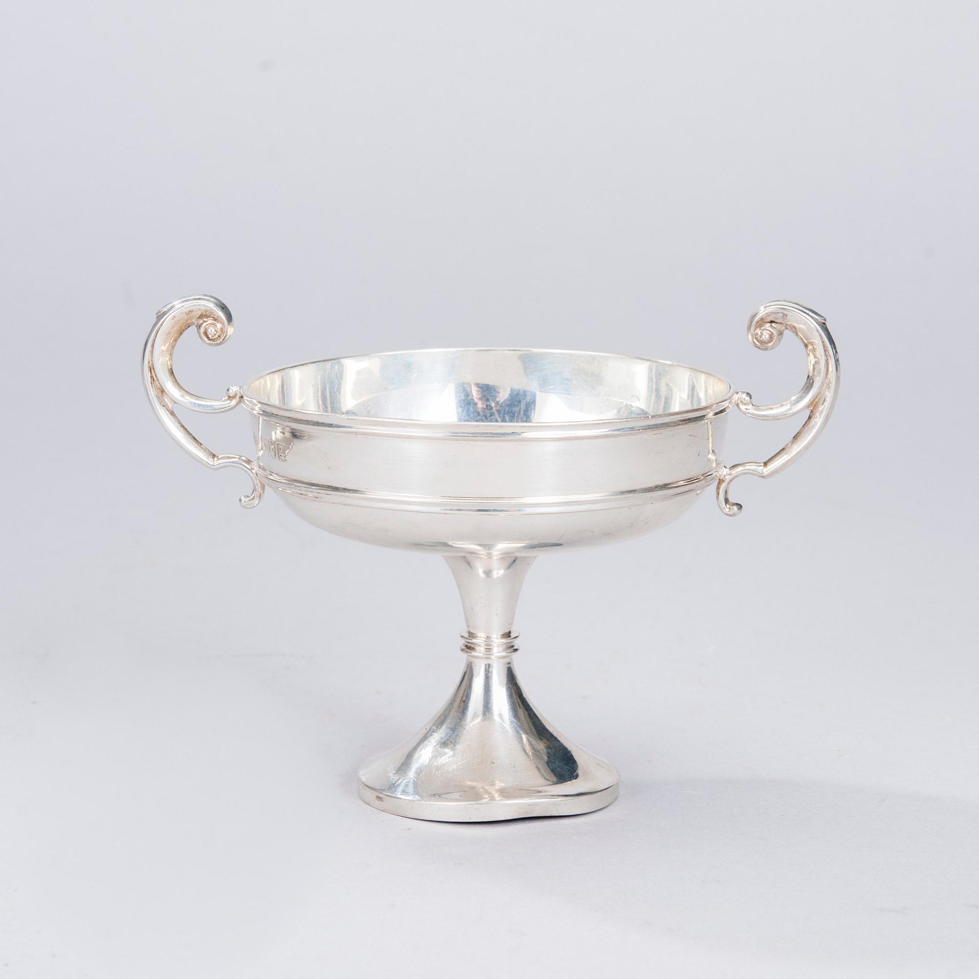 SKÅLAR, 2 st, och FAT, silver, London, bl a Carrington & Co, och Helsingfors, 1900-talets första hälft. Totalvikt 407 g.