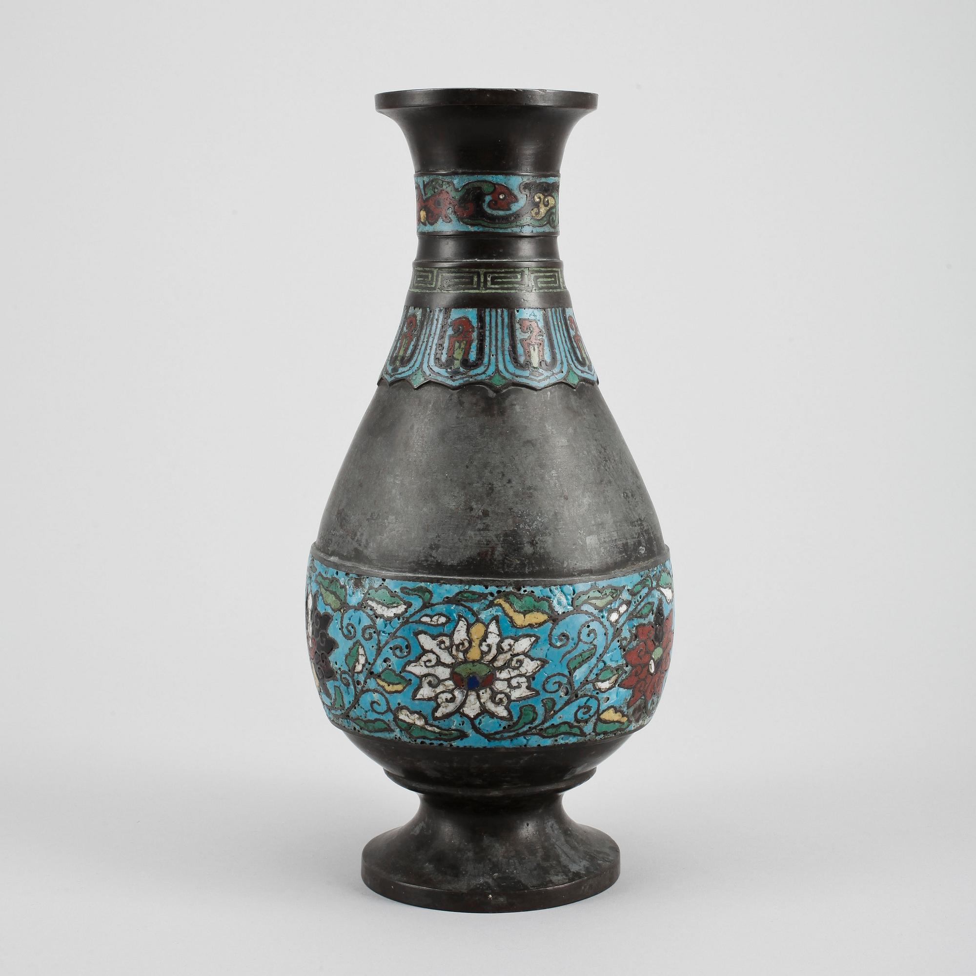 VAS, brons med cloisonne, Kina omkring sekelskiftet 1900.