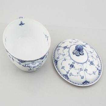 A 'Blue Fluted Half Lace' / 'Musselmalet' tureen with cover and stand, Royal Copenhagen, model 718 och 599, 1898-1923.