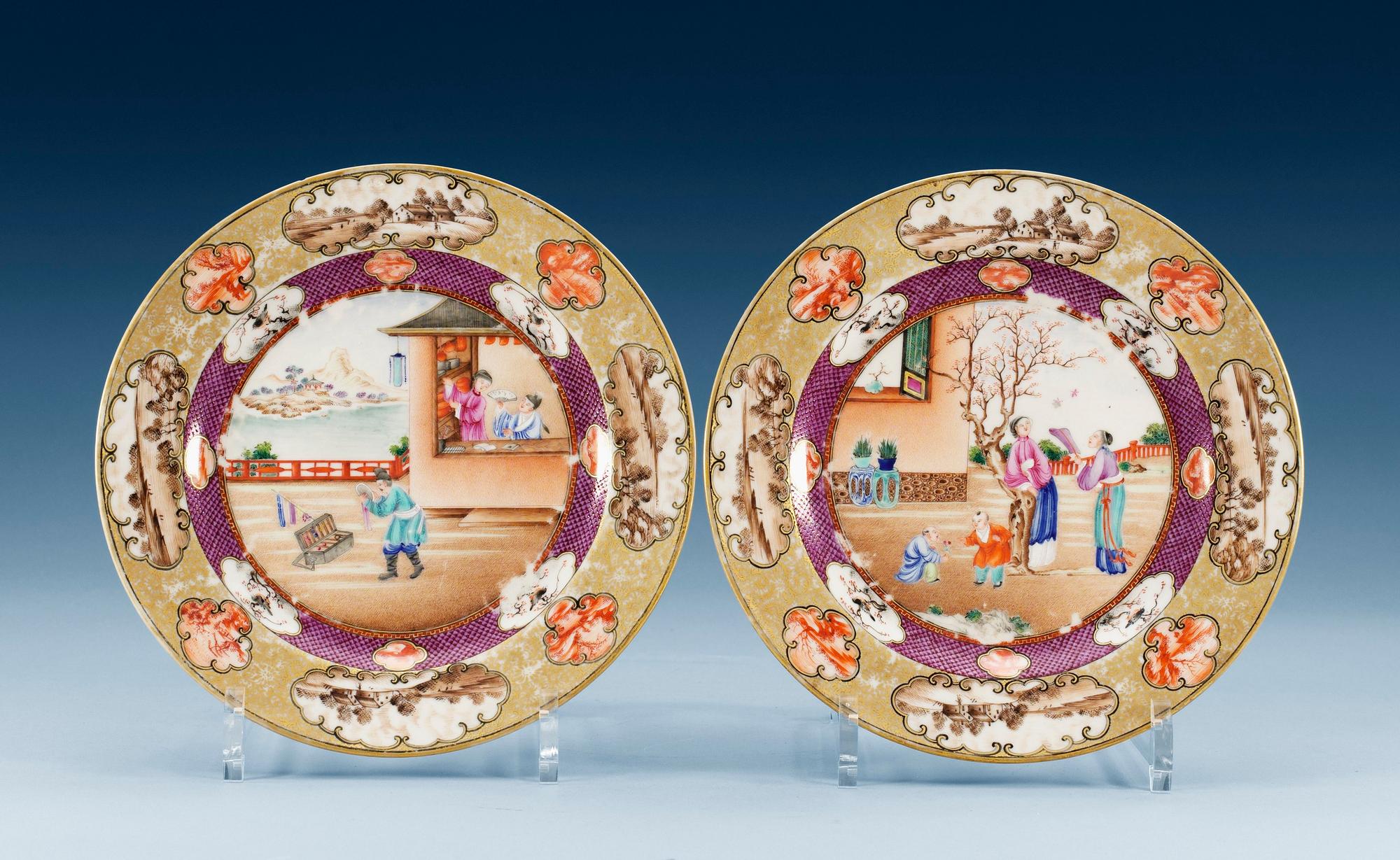 TALLRIKAR, två stycken, kompaniporslin. Qing dynastin, Qianlong (1736-95), ca 1795.