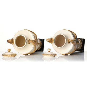 Urnor med lock, ett par, flintgods. Marieberg / Rörstrand, sent 1700-tal.