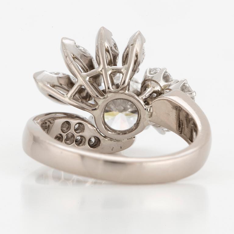 RING, design Siegfried Egger, med diamanter.