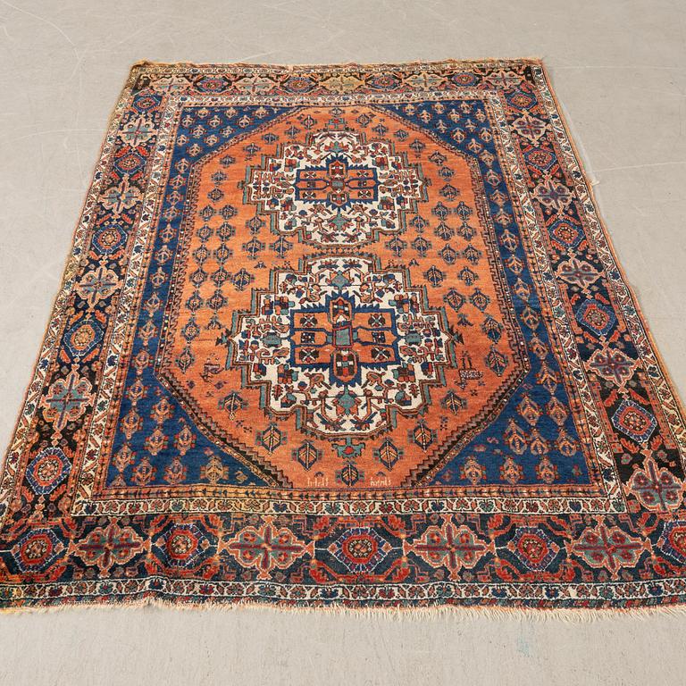 Rug Oriental semi-antique/antique signed approx. 197x150 cm.