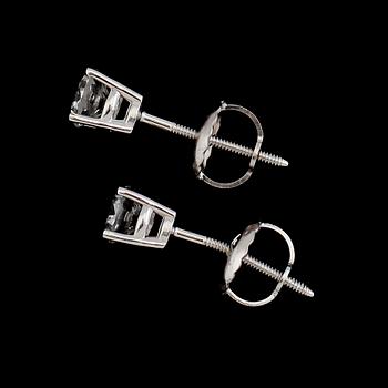 ÖRHÄNGEN, 1 par, 14K vitguld, briljantslipade diamanter tot ca 0.40 ct.