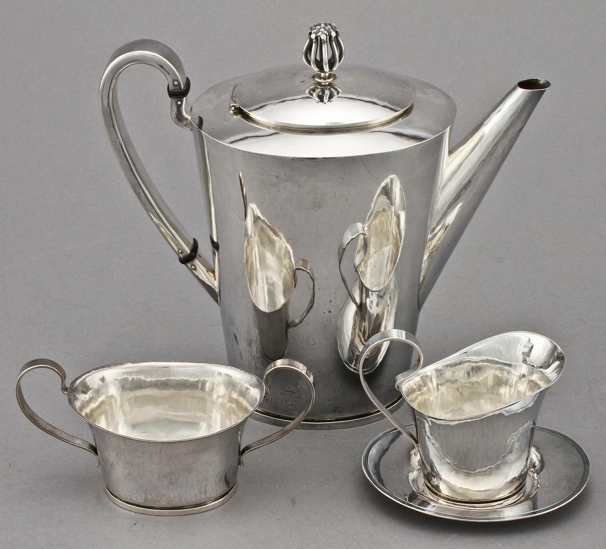 KAFFESERVIS, 3 delar, silver, T Kullander, Borås, 1941, 1943 resp 1946. Vikt 740 g.