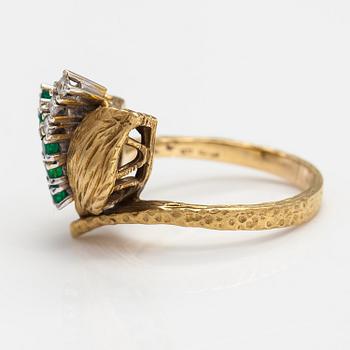 An 18K gold ring with emeralds and diamonds ca. 0.09 ct in total.