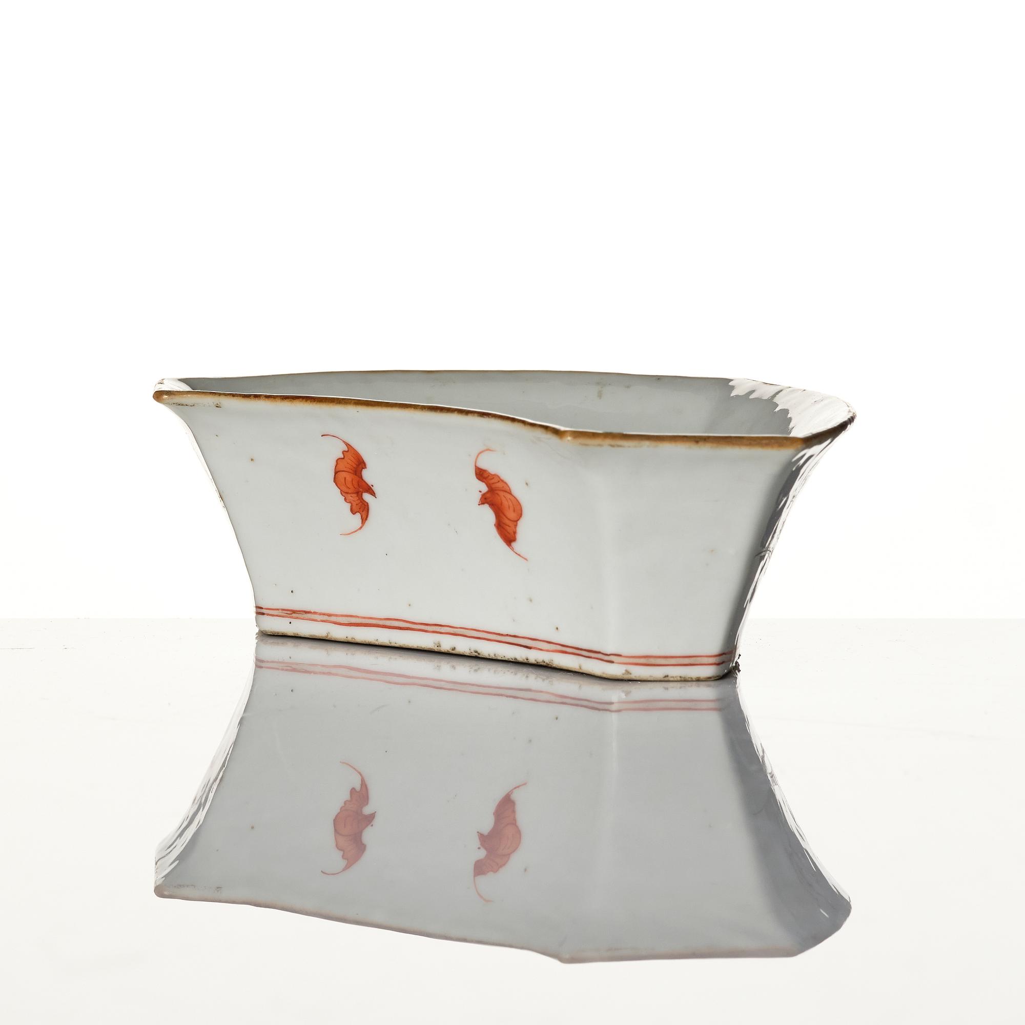 A Chinese famlle rose porcelain bowl, late Qing dynasty.