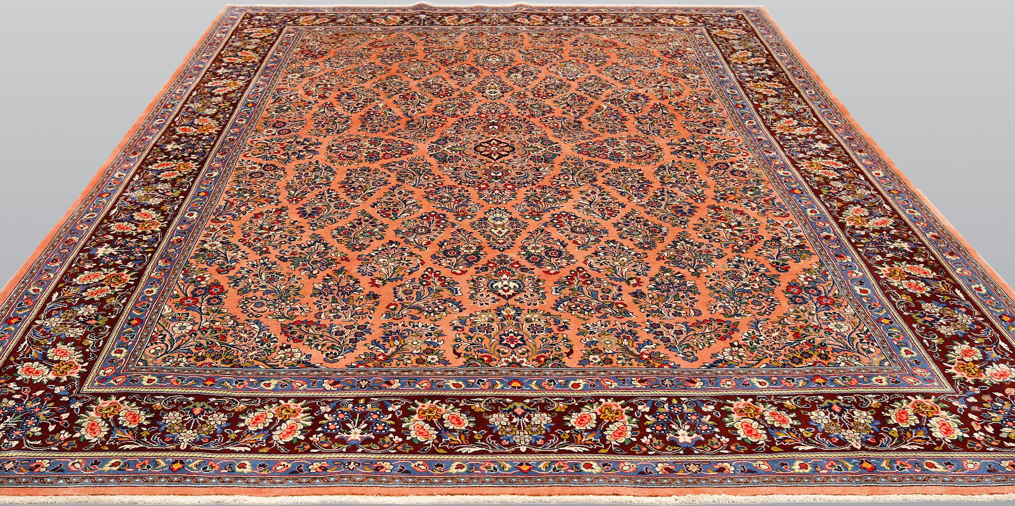 A Sarouk carpet, ca 323 x 248 cm.