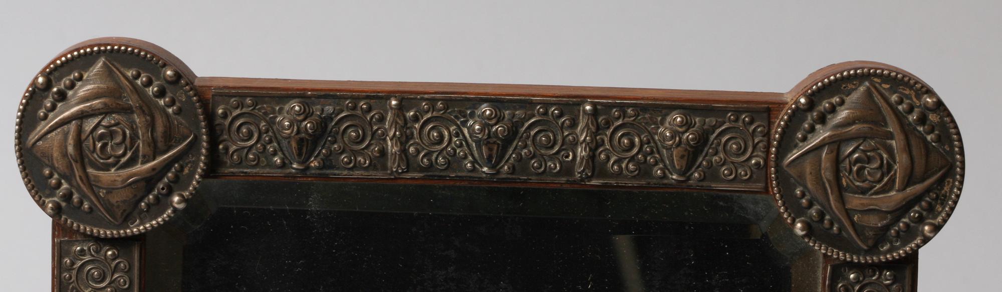 BORDSSPEGEL, silver. 1900-talets början. Oidentifierade stämplar.