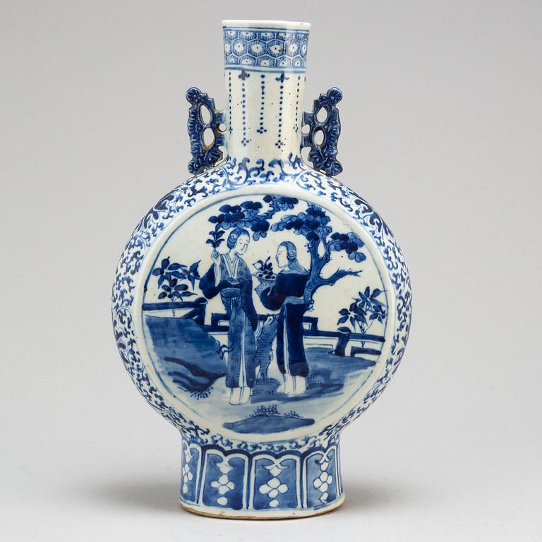 A blue and white moon flask, Qing dynasty, circa 1900.