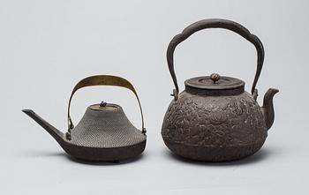 TEKANNOR, 2 st, gjutjärn, Japan, 1800-/1900-tal.