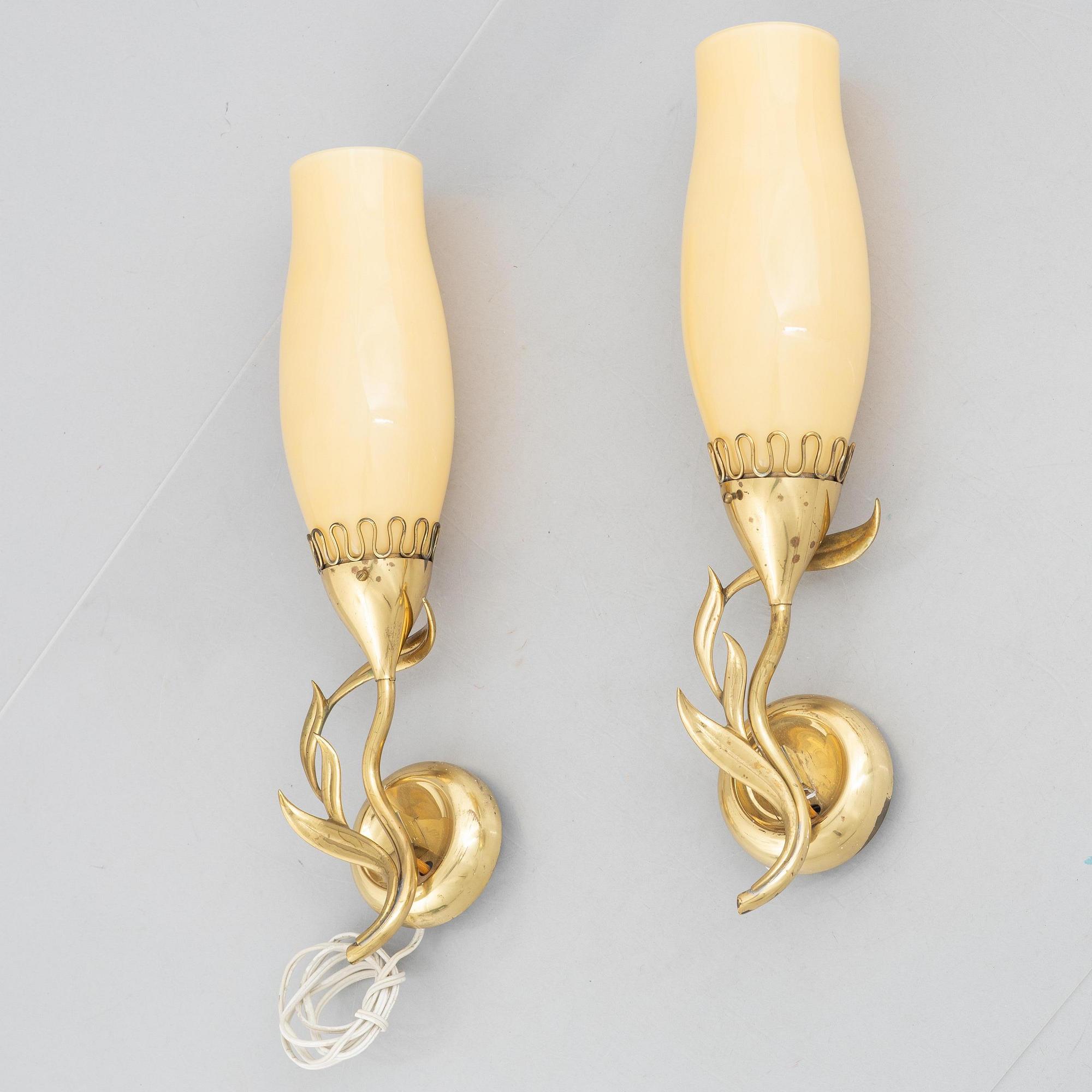 Mauri Almari, a pair of model '71020' wall lights, Idman, mid 20th century.