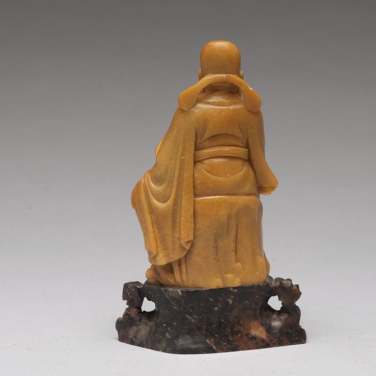 FIGURIN, soapstone. Sen Qingdynasti, omkring 1900.