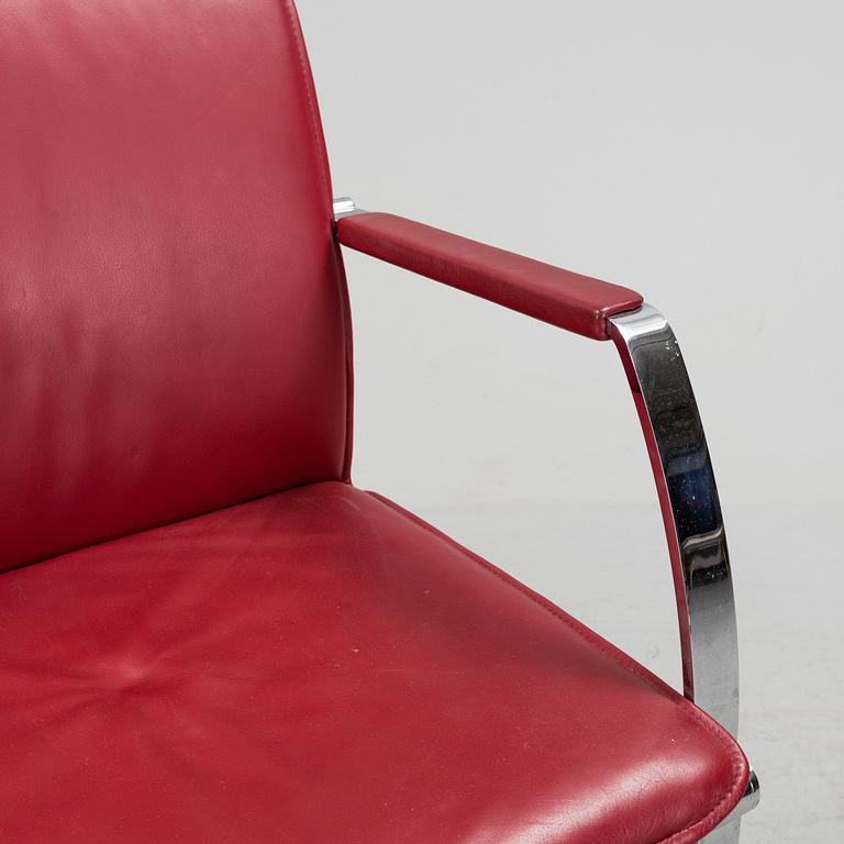 A pair of crome and leather 1970/80s armchairs.
