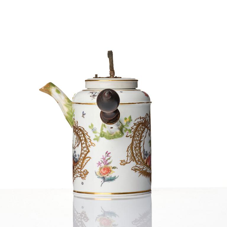 A Meissen Chocholat pot with cover, 18th Century.